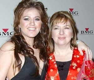 Kelly Clarkson with her mother