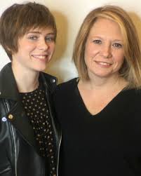 Sophia Lillis with her mother