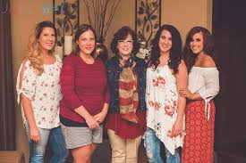 Chelsea Houska with her mother & sisters