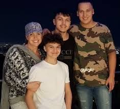 FaZe Jarvis with his mother & brothers