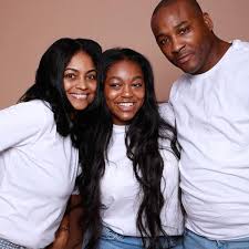 Azriel Clary with her parents