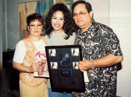 Selena Quintanilla with her parents