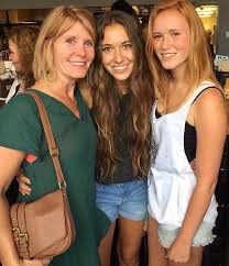 Lauren Daigle with her mother & sister