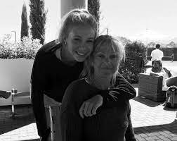 Amanda Anisimova with her mother