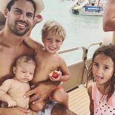 Eric Decker with his kids