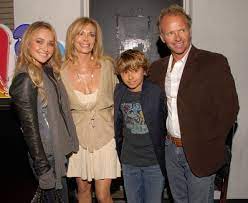 Hayden Panettiere with her parents & brother