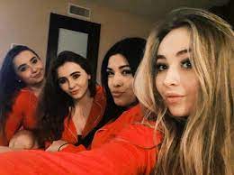 Sabrina Carpenter with her sisters