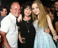 Sabrina Carpenter with her parents