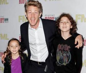 Jason Nash with his children