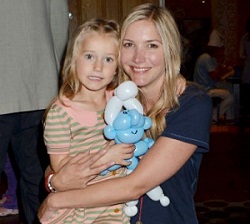 Lisa Faulkner with her daughter