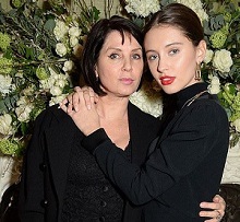 Iris Law with her mother