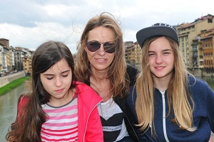 Victoria de Angelis with her mother & sister